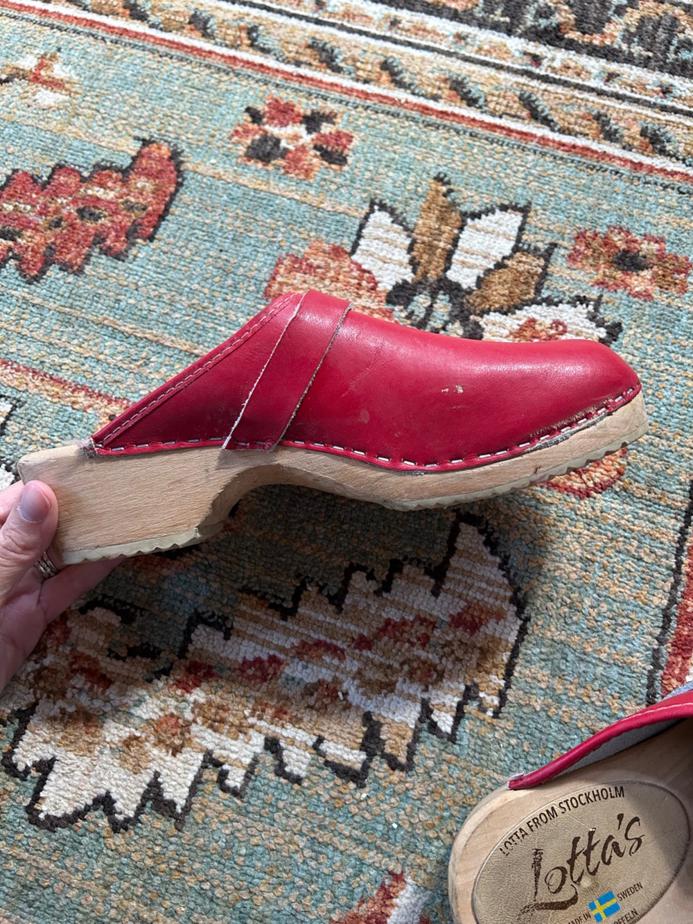 Lotta’s red clogs - Picture 2 of 5
